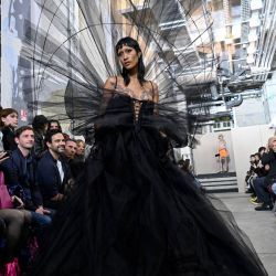 Una modelo presenta una creación para el desfile Weinsanto Sping-Verano 2023 durante la Semana de la Moda de París, en París. | Foto:Emmanuel Dunand / AFP