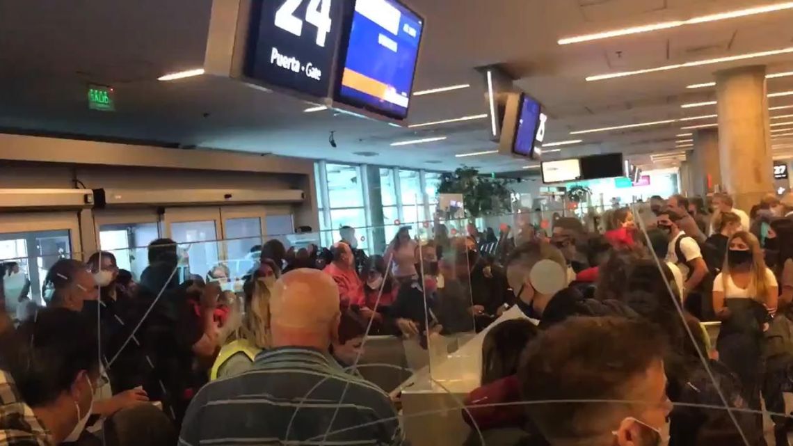 Images posted by delayed passengers at Aeroparque Jorge Newbery.