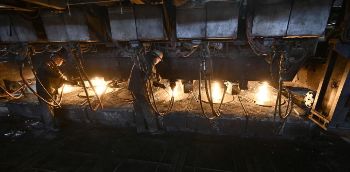 Empleados trabajan en una máquina de colada continua en la fábrica de la empresa siderúrgica integrada ArcelorMittal Kryvyj Rih, en la ciudad de Kryvyj Rih, en el centro de Ucrania, en medio de la invasión rusa de Ucrania.