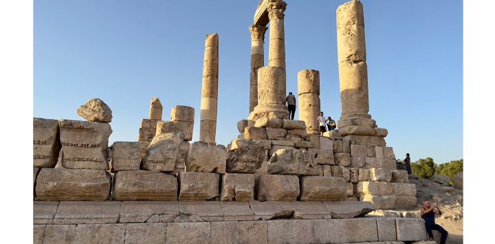 Turistas visitan las ruinas del histórico Templo Romano de Hércules, construido en el siglo II d.C., en la ciudadela de Ammán, capital de Jordania.