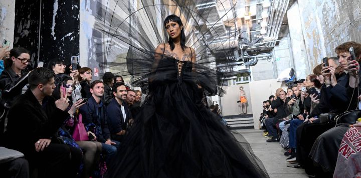 Una modelo presenta una creación para el desfile Weinsanto Sping-Verano 2023 durante la Semana de la Moda de París, en París.