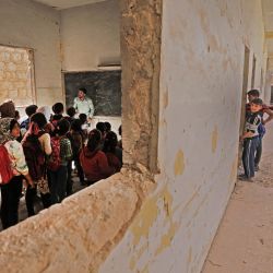 Alumnos sirios en un aula de una escuela improvisada en el lado controlado por los rebeldes de la dividida ciudad norteña de Tadif, situada a unos 32 kilómetros al este de la ciudad de Alepo. | Foto:Bakr Alkasem / AFP