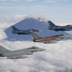 Esta foto muestra aviones de combate F-2 japoneses volando con Eurofighters de la Fuerza Aérea Alemana frente al monte Fuji durante los ejercicios militares conjuntos de Alemania y Japón destinados a fortalecer la cooperación en materia de defensa entre las dos naciones. | Foto:Handout / Ministerio de Defensa de Japón / AFP