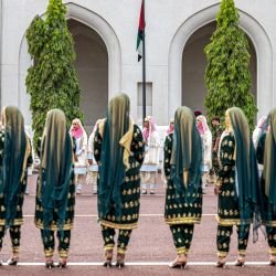 Esta imagen muestra a los bailarines tradicionales omaníes actuando en la plaza del desfile durante la recepción de la llegada del presidente de los EAU en el Palacio Real de al-Alam, en la capital de Omán, Mascate. | Foto:Eissa AL-HAMMADI / CORTE PRESIDENCIAL DE LOS EAU / AFP