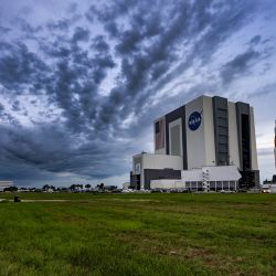 Los fotógrafos toman imágenes mientras el cohete lunar no tripulado Artemis I es llevado al Edificio de Ensamblaje de Vehículos en el Centro Espacial Kennedy de la NASA en Cabo Cañaveral, Florida. | Foto:JIM WATSON / AFP