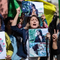 Mujeres kurdas sirias participan en una manifestación en la ciudad de Hasakeh, en el noreste de Siria, para expresar su apoyo a Mahsa Amini, de 22 años, que murió mientras estaba bajo custodia de las autoridades iraníes. | Foto:DELIL SOULEIMAN / AFP