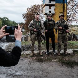 Un voluntario se hace una foto con soldados ucranianos en la ciudad de Kupiansk, en la región de Kharkiv, en medio de la invasión militar rusa en Ucrania. | Foto:Yasuyoshi Chiba / AFP