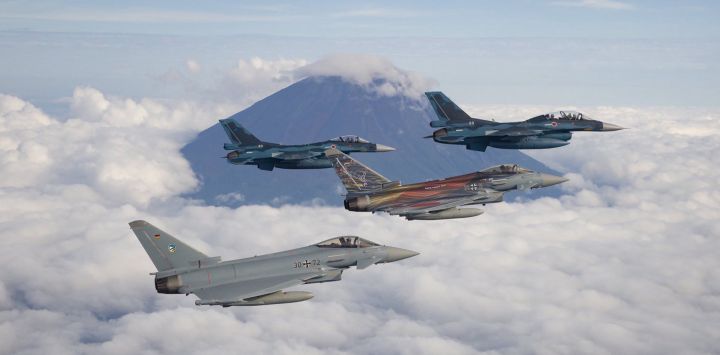 Esta foto muestra aviones de combate F-2 japoneses volando con Eurofighters de la Fuerza Aérea Alemana frente al monte Fuji durante los ejercicios militares conjuntos de Alemania y Japón destinados a fortalecer la cooperación en materia de defensa entre las dos naciones.