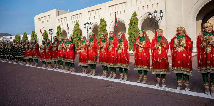 Esta imagen facilitada por el Ministerio de Asuntos Presidenciales de los EAU muestra a los bailarines tradicionales omaníes actuando en la plaza del desfile durante la recepción de la llegada del presidente de los EAU en el Palacio Real de al-Alam, en la capital de Omán, Mascate.