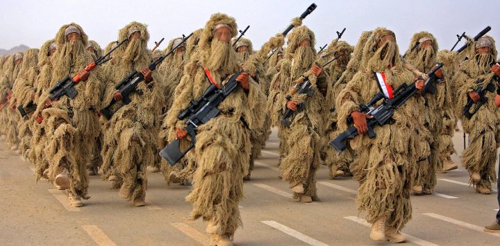 Combatientes leales al gobierno de Yemen respaldado por Arabia Saudí participan en un desfile militar que marca el 56º aniversario de la revolución de 1962 que estableció la república yemení, en la provincia nororiental del país, Marib.