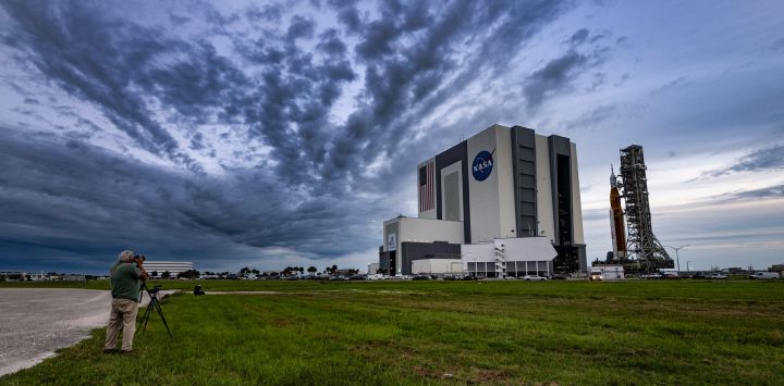 Los fotógrafos toman imágenes mientras el cohete lunar no tripulado Artemis I es llevado al Edificio de Ensamblaje de Vehículos en el Centro Espacial Kennedy de la NASA en Cabo Cañaveral, Florida.