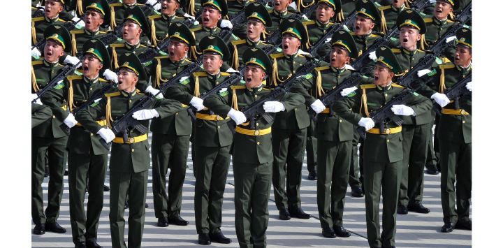 Militares turcomanos participan en un desfile militar en el centro de Ashgabat, en el 31º aniversario de la independencia de Turkmenistán.