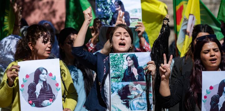 Mujeres kurdas sirias participan en una manifestación en la ciudad de Hasakeh, en el noreste de Siria, para expresar su apoyo a Mahsa Amini, de 22 años, que murió mientras estaba bajo custodia de las autoridades iraníes.