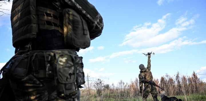 Soldados ucranianos utilizan un dron en Bakhmut, región de Donetsk, en medio de la invasión rusa de Ucrania.