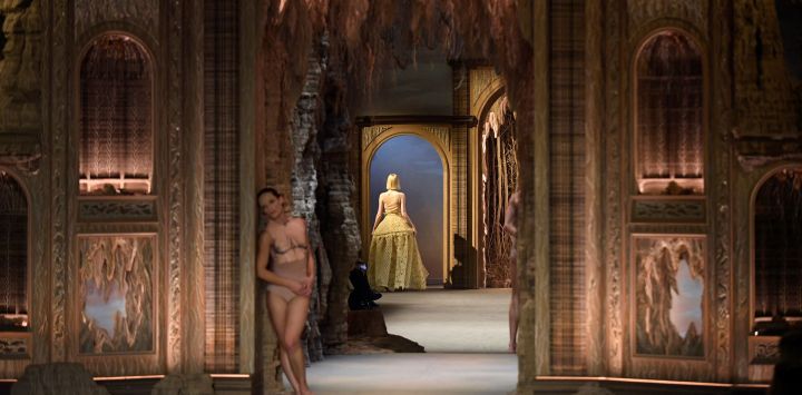 Una modelo presenta una creación para el desfile Primavera-Verano 2023 de Christian Dior durante la Semana de la Moda Femenina de París, en París.