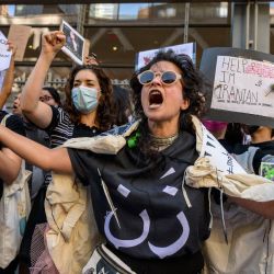 Activistas se manifiestan por la muerte de Mahsa Amini en Irán ante el edificio de The New York Times en Nueva York . | Foto:ANGELA WEISS / AFP