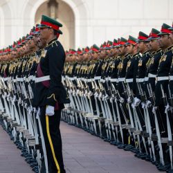 Esta imagen muestra una guardia de honor omaní esperando la recepción del presidente de los EAU a su llegada a la capital de Omán, Mascate, para una visita de Estado. | Foto:RASHED AL-MANSOORI / CORTE PRESIDENCIAL DE LOS EAU / AFP