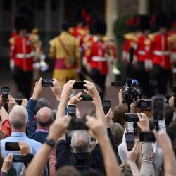 Miembros del público escuchan la proclamación primaria del nuevo Rey de Gran Bretaña, el Rey Carlos III, desde el balcón Friary Court del Palacio de St James en Londres. | Foto:DANIEL LEAL / POOL / AFP