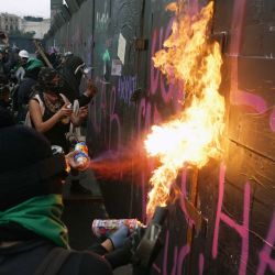 Mujeres intentan incendiar la valla que cubre el Palacio Nacional durante una manifestación para exigir la despenalización del aborto en el Día de Acción Global por el Aborto Legal y Seguro en la Ciudad de México. | Foto:SILVANA FLORES / AFP