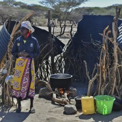 Un cocinero de una escuela rural local prepara gachas para los alumnos en una cocina al aire libre en la aldea de Sopel, cerca de la capital administrativa, la ciudad de Lodwar en el condado de Turkana, Kenia. | Foto:TONY KARUMBA / AFP