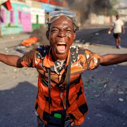 Un hombre exige la dimisión del primer ministro Ariel Henry tras levantar barricadas en las carreteras durante una huelga general en Puerto Príncipe, Haití. | Foto:AFP