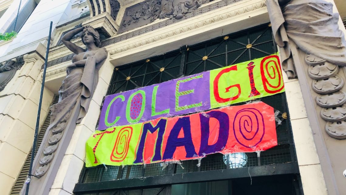 A banner declaring the school's closure hangs above the entrance of Carlos Pellegrini Higher School of Commerce during a sit-in.
