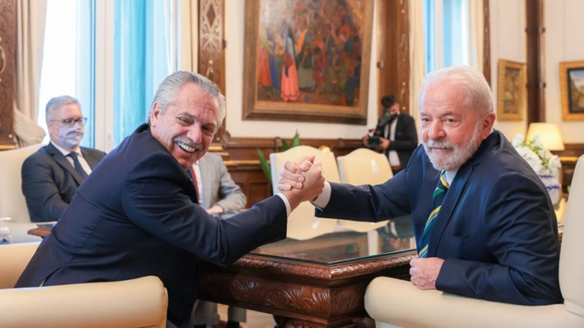 Argentine President Alberto Fernández shakes hands with Brazilian counterpart Luiz Inácio Lula da Silva.