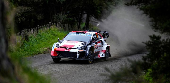 El japonés Takamoto Katsuta y su copiloto Aaron Johnston conducen su Toyota GR Yaris Rally 1 Hybrid durante la etapa de shakedown del Rally de Nueva Zelanda, la undécima ronda del Campeonato Mundial de Rally de la FIA, en Helensville.