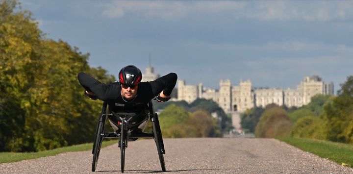 El suizo Marcel Hug se entrena en la Larga Marcha en Windsor, al oeste de Londres antes del Maratón de Londres.
