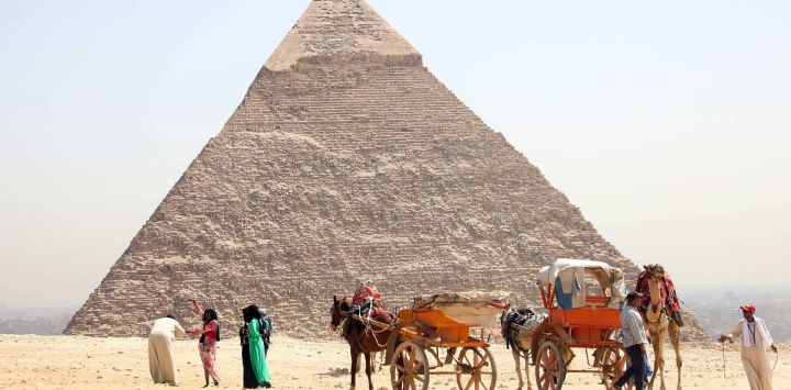 Turistas visitan el punto escénico de las Pirámides de Giza durante el Día Mundial del Turismo, en Giza, Egipto.