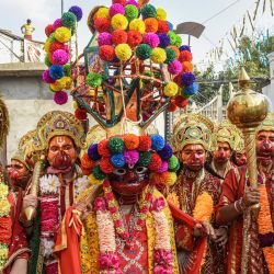 Artistas se visten como la deidad hindú Hanuman mientras participan en una procesión religiosa durante las celebraciones de Navratri en Amritsar, India. | Foto:Narinder Nanu / AFP