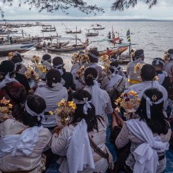 Los devotos hindúes se preparan para esparcir las cenizas de los difuntos en el mar como parte del Ngaben, una ceremonia de cremación masiva, en el templo de Segara en Surabaya, Indonesia. | Foto:JUNI KRISWANTO / AFP