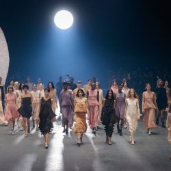 Modelos presentan creaciones para el desfile de primavera-verano 2023 de Issey Miyake durante la Semana de la Moda Femenina de París, en París. | Foto:GEOFFROY VAN DER HASSELT / AFP