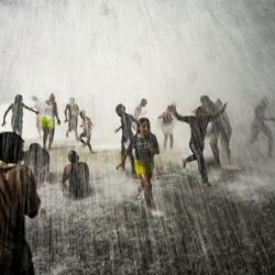 Unos niños juegan con las olas en el Malecón de La Habana, tras el paso del huracán Ian. - Las autoridades restablecen poco a poco la electricidad en Cuba tras el corte de energía en el país causado por el huracán Ian, que mató a dos personas y dejó daños generalizados. | Foto:YAMIL LAGE / AFP
