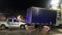 El camión robado y chocado en Burzaco, luego de larga persecución desde La Matanza.