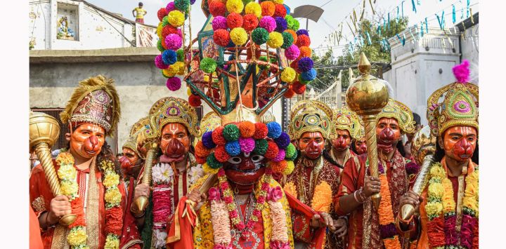 Artistas se visten como la deidad hindú Hanuman mientras participan en una procesión religiosa durante las celebraciones de Navratri en Amritsar, India.