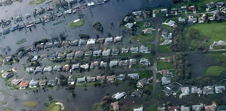 Esta imagen cortesía de la tripulación de la Guardia Costera de EE.UU. de la Estación Aérea de Miami, Florida, muestra un puente en las secuelas del huracán Ian alrededor de la zona de Fort Myers, Florida. - El huracán Ian dejó gran parte de la costa del suroeste de Florida en la oscuridad, trayendo inundaciones 