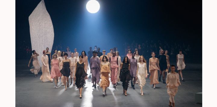 Modelos presentan creaciones para el desfile de primavera-verano 2023 de Issey Miyake durante la Semana de la Moda Femenina de París, en París.