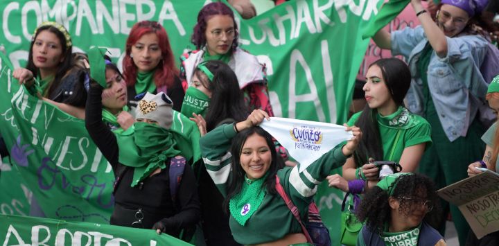 Mujeres participan en una manifestación para exigir la despenalización del aborto durante el Día Internacional del Aborto Seguro en Bogotá, Colombia.