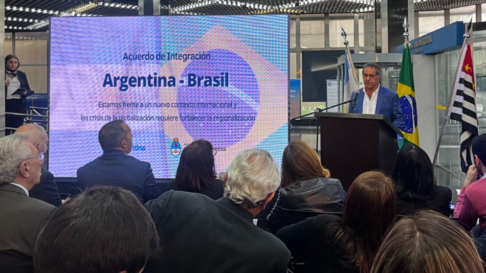 El embajador Daniel Scioli, presentando el proyecto de mayor integración entre Argentina y Brasil.