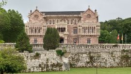 En Comillas está el imponente Palacio del Sobrellano y la Universidad Pontificia. Todos edificios imponentes. Nos alojamos en el simpático hotel Comillas.