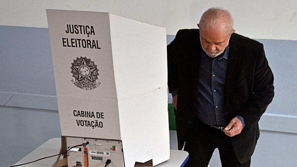 Lula, votando en las elecciones presidenciales brasileñas.