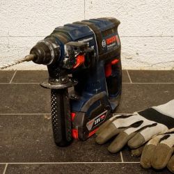 Contar con un kit completo de herramientas, ya sean eléctricas o manuales, es indispensable para realizar cualquier obra en el hogar | Foto:Goodlymedia