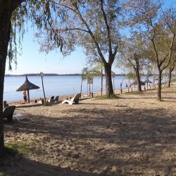 Mesas, fogones, bancos, parrillas, duchas, guardería y bajada de embarcaciones, proveeduría, playa, muelle, entre los servicios que ofrece el Camping Recreo Keidel.