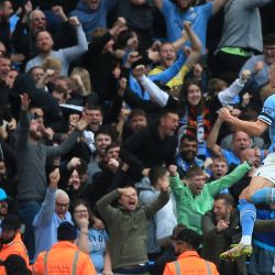 El delantero noruego del Manchester City, Erling Haaland, celebra el segundo gol de su equipo durante el partido de fútbol de la Premier League inglesa entre el Manchester City y el Manchester United en el Etihad Stadium de Manchester, al noroeste de Inglaterra. | Foto:Lindsey Parnaby / AFP