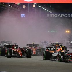El piloto mexicano de Fórmula 1 (F1), Sergio Pérez, de la escudería Red Bull, compite durante el Gran Premio de Singapur de F1, celebrado en el circuito callejero de Marina Bay, en Singapur. | Foto:Xinhua/Then Chih Wey