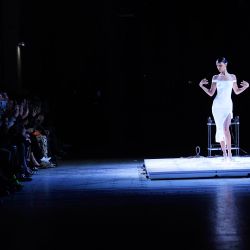 La modelo estadounidense Bella Hadid posa con un vestido slip después de ser rociada con tela Fabrican Spray-on durante el desfile de Coperni Primavera-Verano 2023 como parte de la Semana de la Moda de la Mujer de París, en París. | Foto:JULIEN DE ROSA / AFP