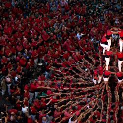 Miembros del equipo de torres humanas "Jove de Valls" forman un "castell" (torre humana) durante la 28ª edición de la competición de "castells" en la arena de Tarraco en Tarragona. - Estas torres humanas, construidas tradicionalmente en las fiestas de Cataluña, reúnen a varios equipos que intentan construir y desmontar una estructura de torre humana. | Foto:Josep Lago / AFP