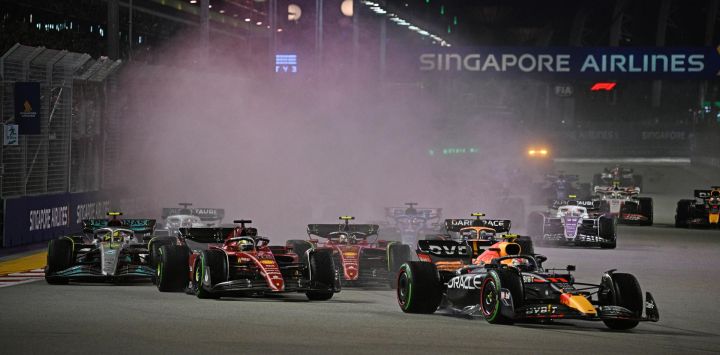 El piloto mexicano de Fórmula 1 (F1), Sergio Pérez, de la escudería Red Bull, compite durante el Gran Premio de Singapur de F1, celebrado en el circuito callejero de Marina Bay, en Singapur.