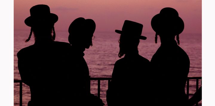 Hombres y niños judíos ultraortodoxos realizan el ritual "Tashlich", durante el cual "los pecados se arrojan al agua a los peces", antes del Día del Perdón, o Yom Kippur, el día más importante del calendario judío, en la ciudad costera mediterránea de Netanya.